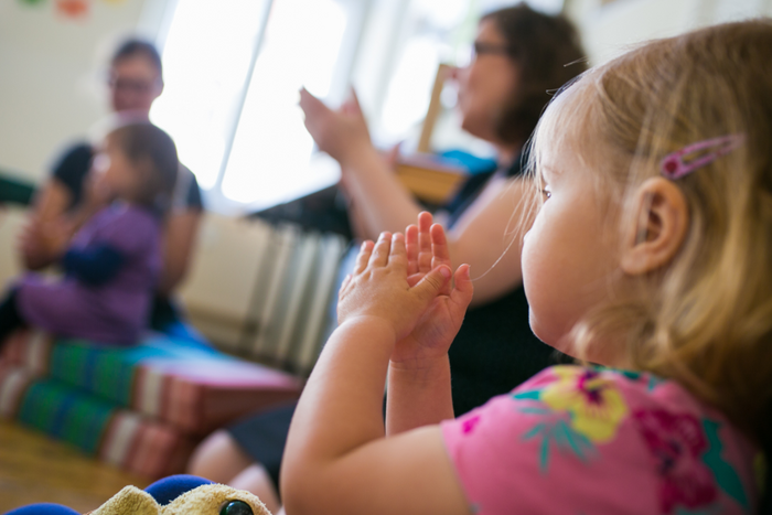 Spielende Kinder im Kaleb Zentrum