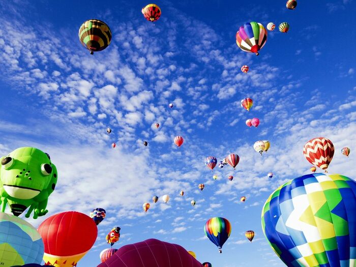 Ballonfestival vor blauem Himmel