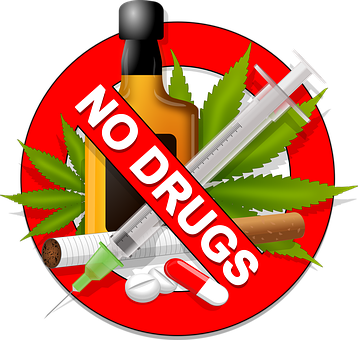 stilisiertes Verbotsschild mit verschiedenen Drogen und der Aufschrift No Drugs