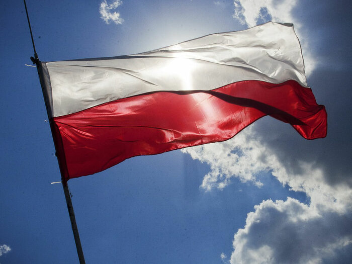 Blauer Himmel mit polnischer Flagge