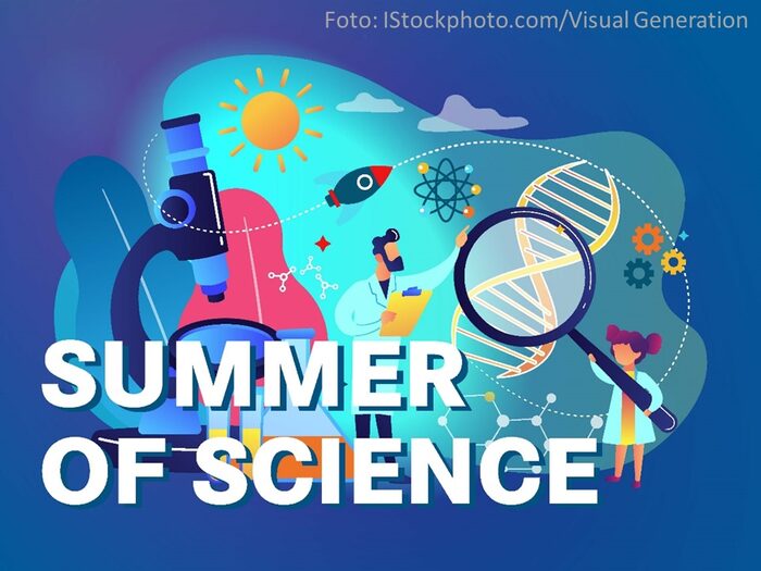 Bunte Symbole der Naturwissenschaften vor blauem Hintergrund